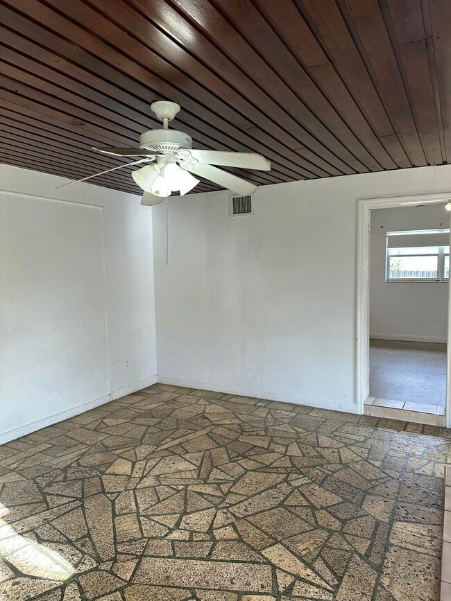 Building Photo - 1091 SW 51st Ave