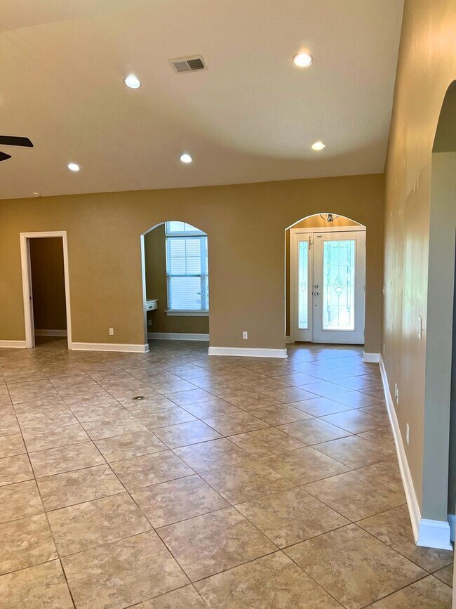 Building Photo - 4/2 with access to amenities, close to base!!