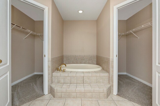 Building Photo - Spacious Home in Navarre!