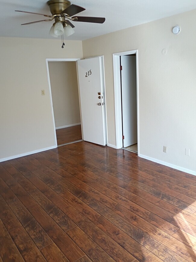 Building Photo - 1300 N Oregon St