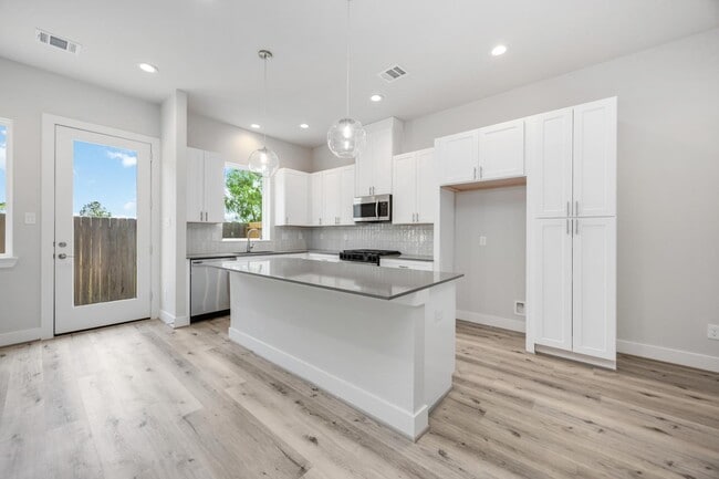 Building Photo - 318 Charlock St