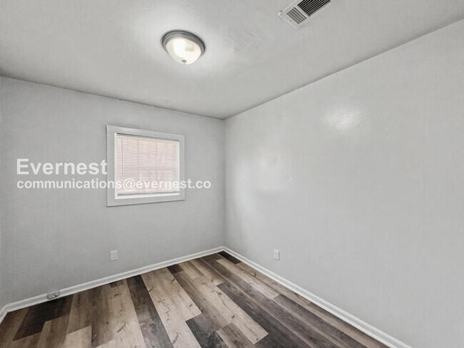 Building Photo - 3 Bed, 1 Bath Home with Off-Street Parking / Pet-Friendly / Vouchers Accepted / Available Now!