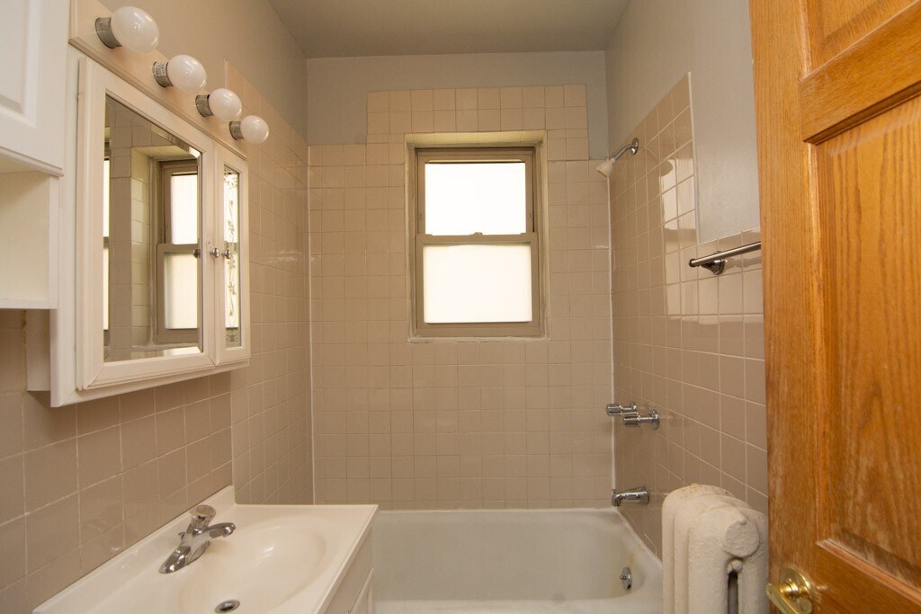 Building Photo - 4220 N Paulina St