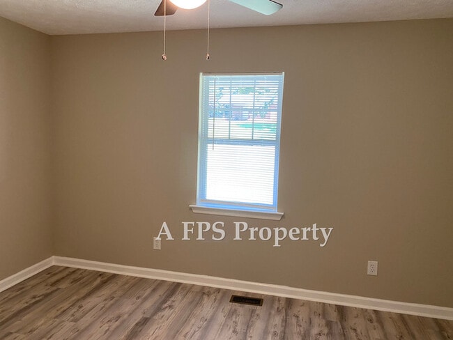 Building Photo - 184 Pine St SW