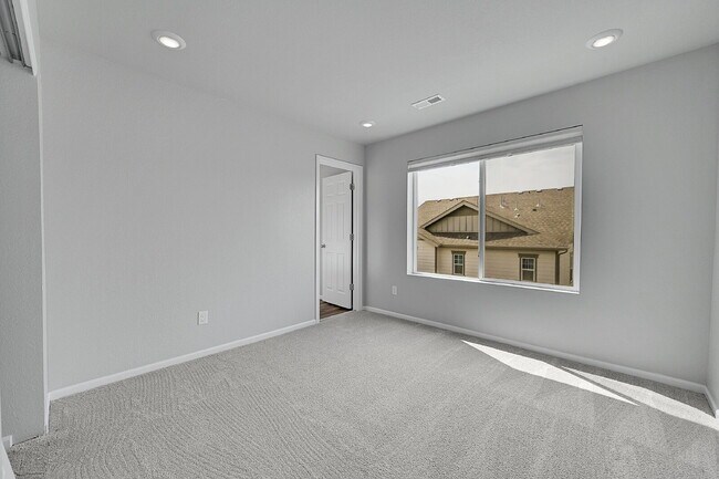 Building Photo - $3,195, 3 bed, 3.1 bath, located in Broomf...