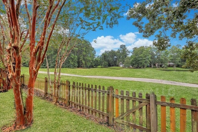 Building Photo - 5 Southernwood Pl