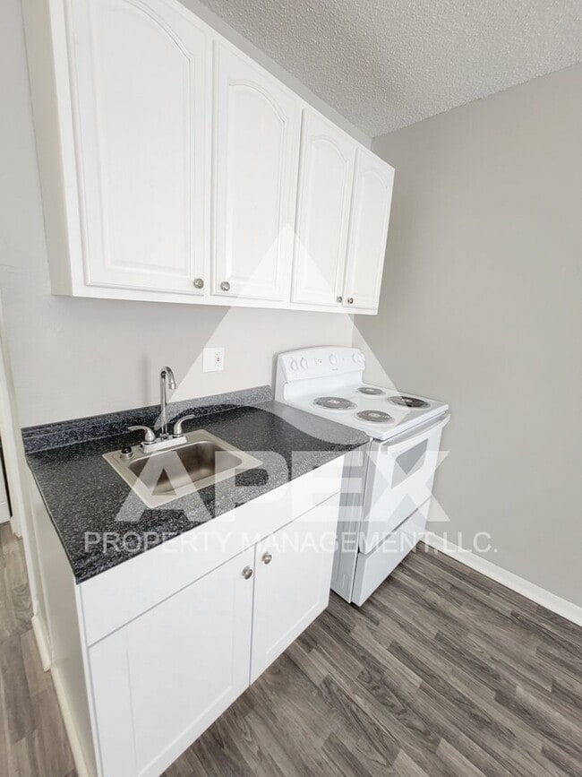 Building Photo - Recently Renovated - Alcoa Studio Apartmen...