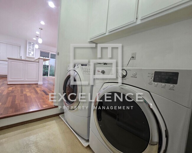 Building Photo - Spacious Fully Renovated 4/2 House with Over 2000SF and LVT Throughout