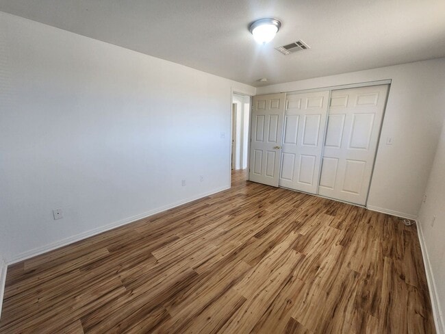 Building Photo - Two Bedroom One Bath Home!