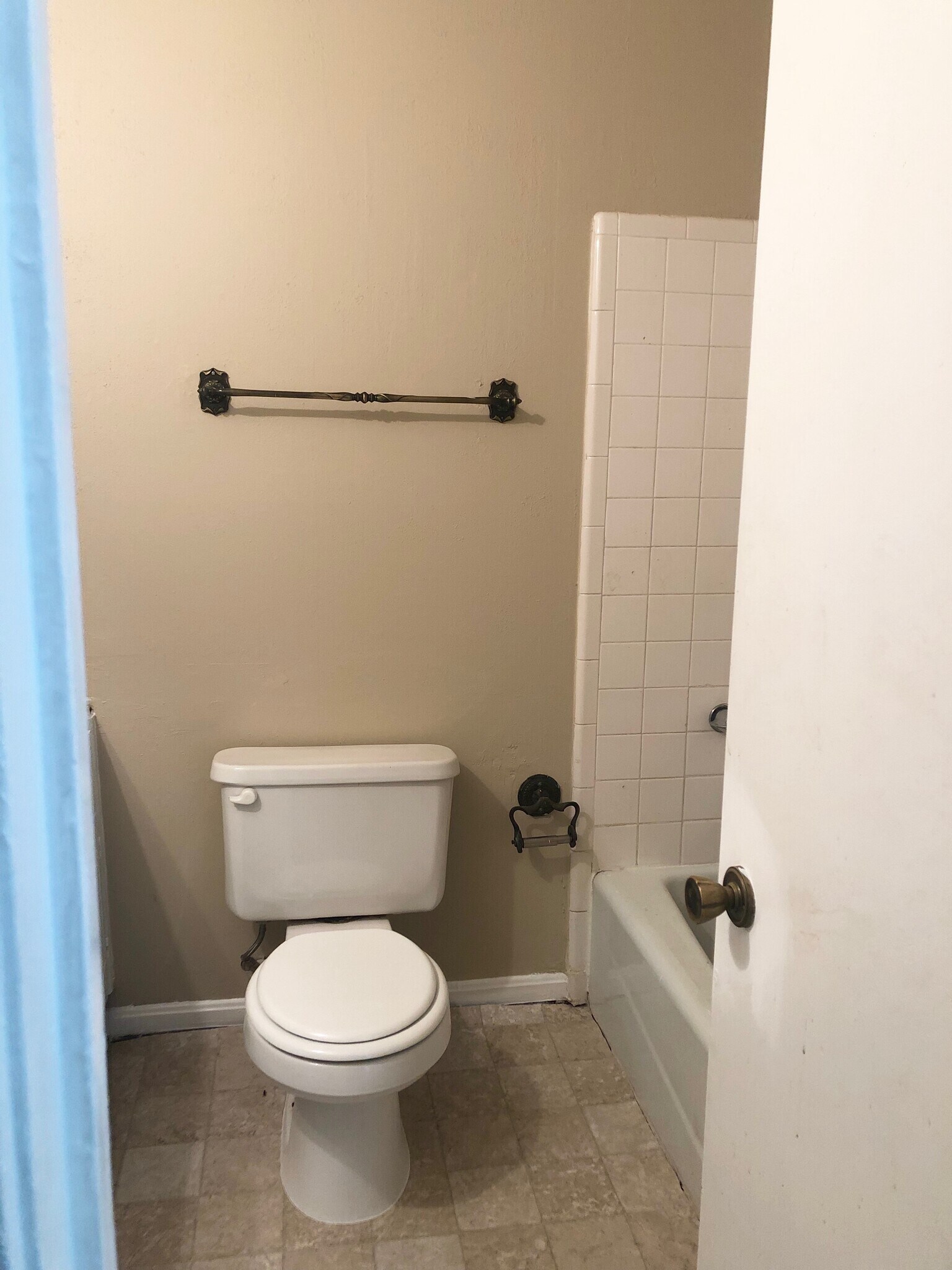 Hall bathroom - 5272 Dresden Rd