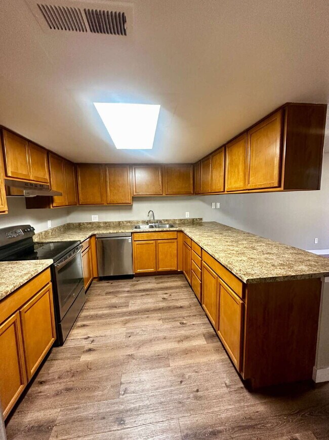 Building Photo - Spacious 3 Bed, 2.5 Bath  2 Story Condo in...