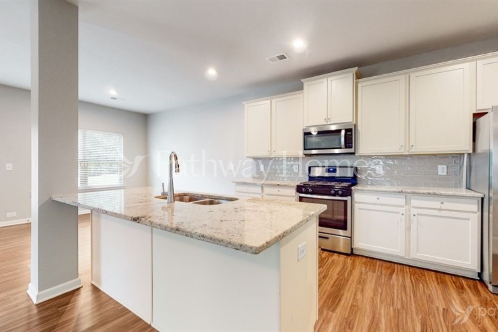 Building Photo - 3950 Lake Manor Way