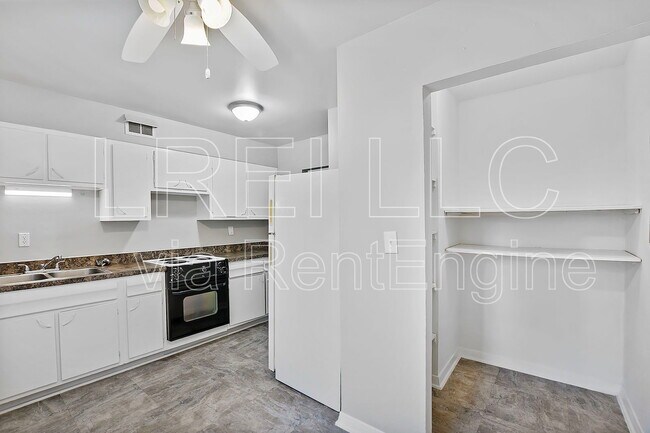 Building Photo - 2421 Lindsay Ave