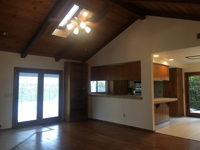 Building Photo - 1112 N Bollinger St