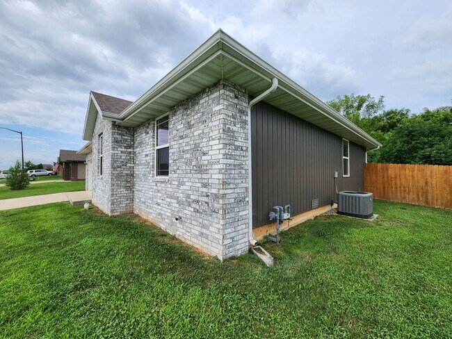 Building Photo - Spacious 3-Bedroom, 2-Bathroom Home AVAILA...