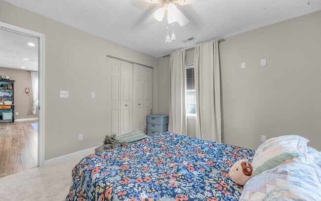 Building Photo - 2408 Sunset Dr