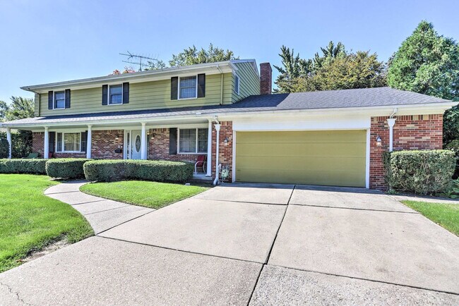 Building Photo - 1960 Pinelawn Dr