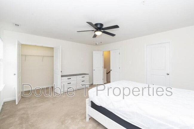 Building Photo - 1841 Graymount Way