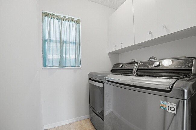 Building Photo - 10599 St Thomas Dr