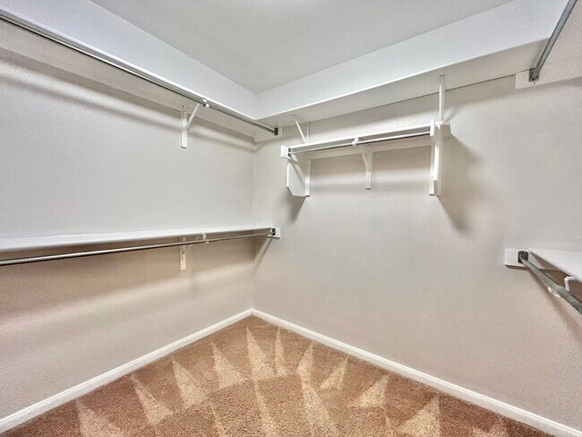 Building Photo - Beautiful 4-Bed Home with Open Floorplan, ...