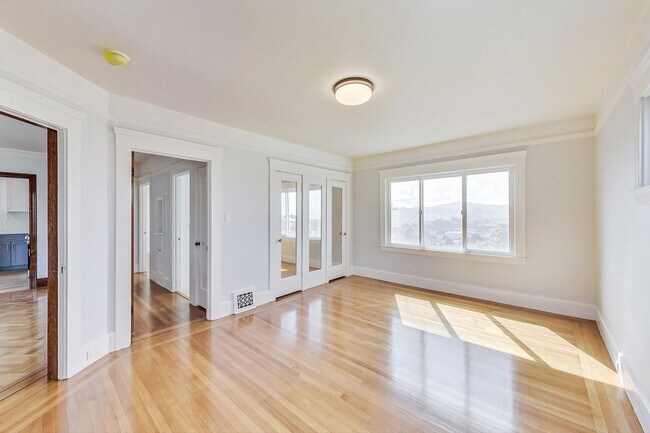 Building Photo - Introducing the Perfect Blend of Elegance and Comfort in San Francisco's Westwood Highlands!