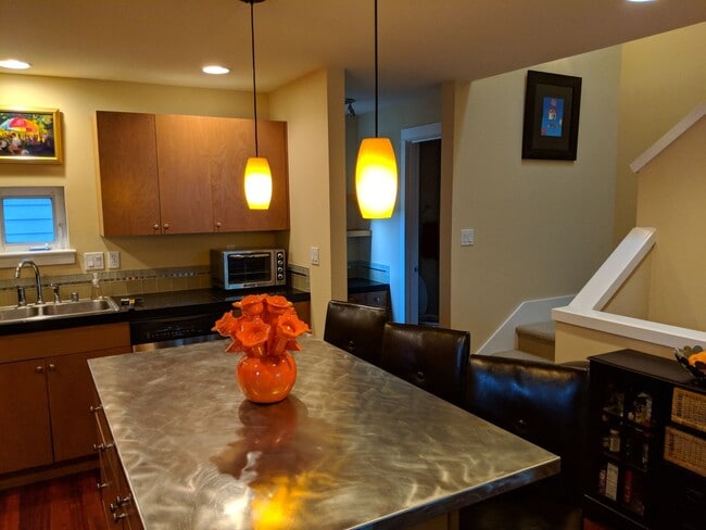 Building Photo - Ballard Townhouse