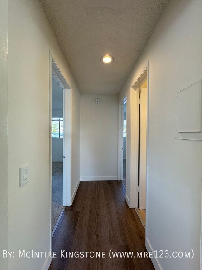 Building Photo - A Beautifully Renovated 2BD 1BA Apartment ...