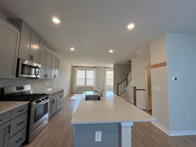 Building Photo - Beautifully maintained 3-bedroom, 2.5-bath...