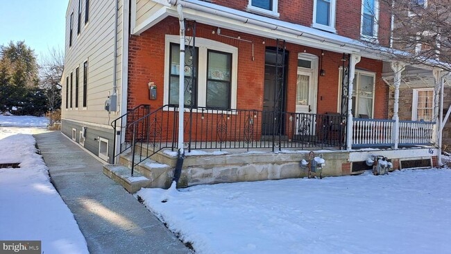 Building Photo - 606 Summit Ave