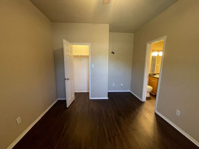 Building Photo - 105-107 Sunburst Court