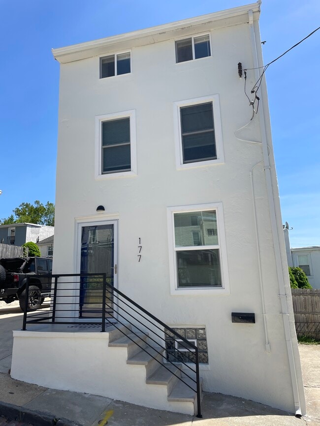 Building Photo - 177 Maiden St