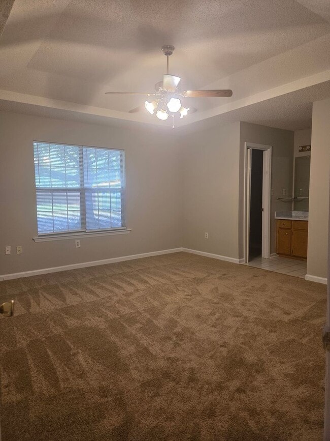 Building Photo - Beautiful very spacious 4 Bed/2 Bath