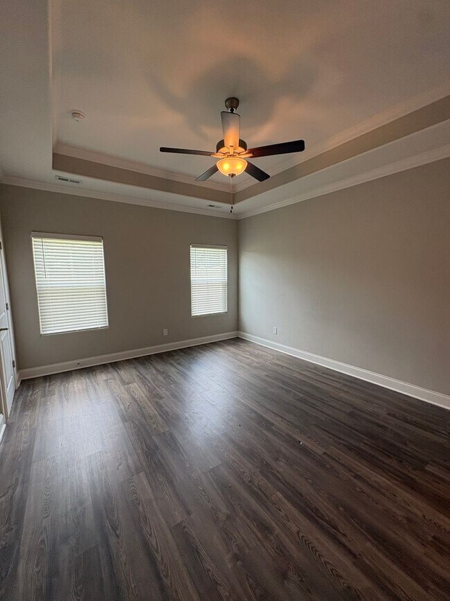 Building Photo - LUXURY TOWNHOME  IN THE CENTER OF MANCHESTER!