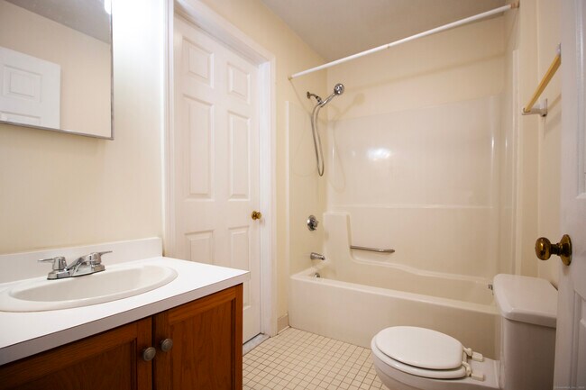 Building Photo - 378 Meridian St Ext