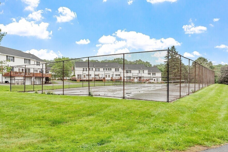 Building Photo - 10 Brandee Ln