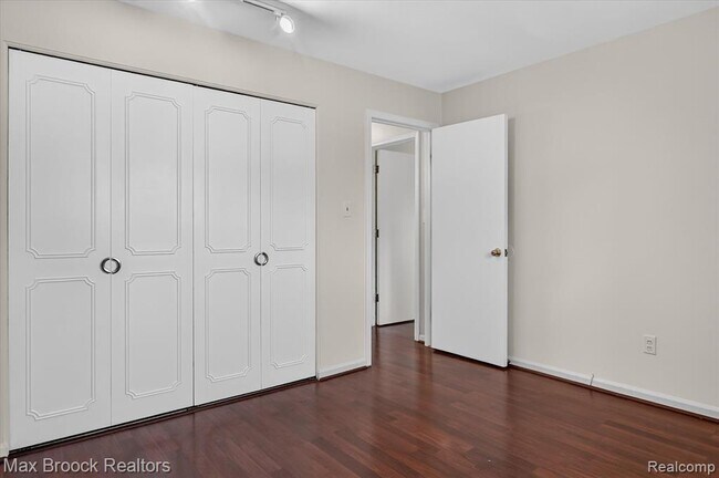 Building Photo - 100 W Hickory Grove Rd