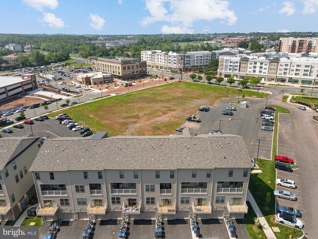 Building Photo - 819 Ambrose Ln
