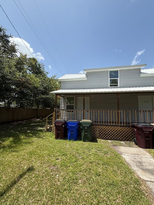 Building Photo - Renovated 2 bedroom, 2 bathroom duplex in ...