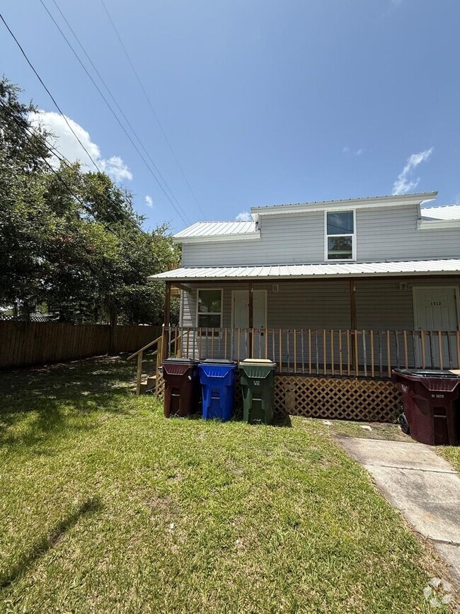 Building Photo - Renovated 2 bedroom, 2 bathroom duplex in ...