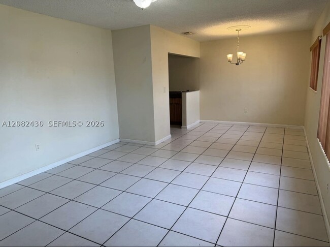 Building Photo - 510 W 36th Pl