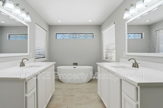 Building Photo - 2212 Valcourt Dr