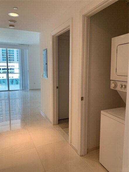 Building Photo - 1050 Brickell Ave