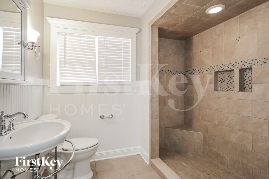 Building Photo - 6181 Island Forest Dr