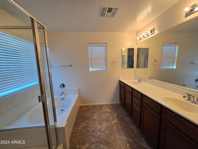 Building Photo - 3538 E Carla Vista Dr