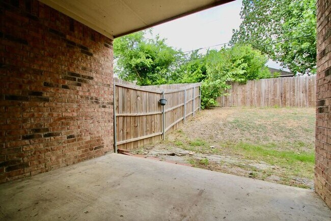Building Photo - Stunning 3/2 Duplex in West Fort Worth — Granite Kitchen, Garage & Fenced Yard!