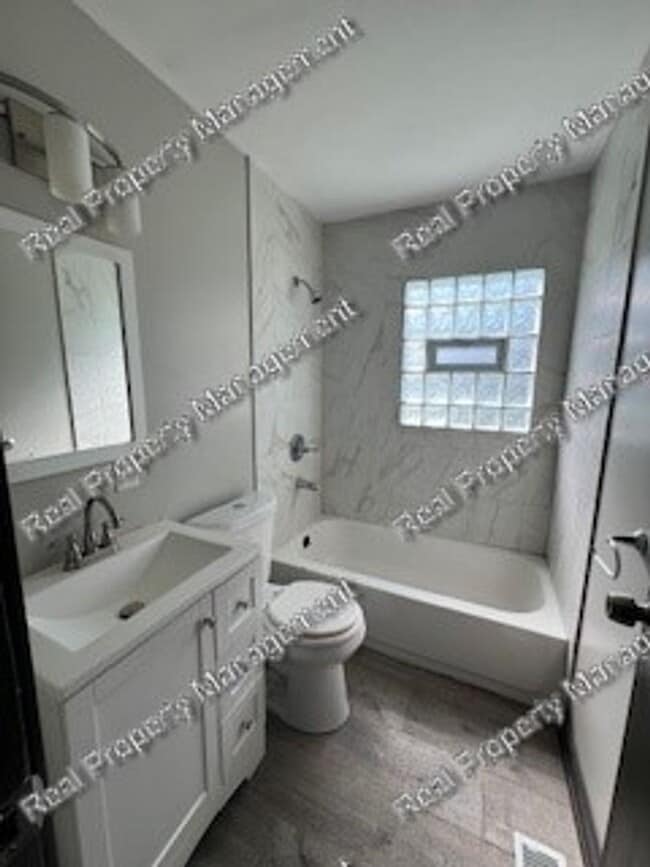 Building Photo - Three bedroom ranch in Hessville