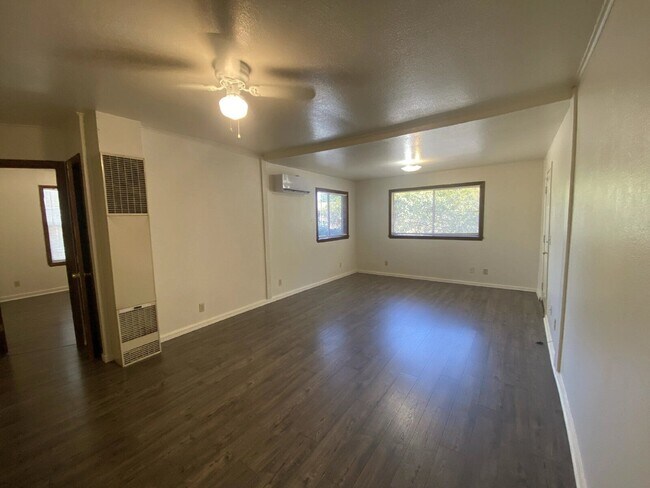 Building Photo - 1032 W Nevada Ct