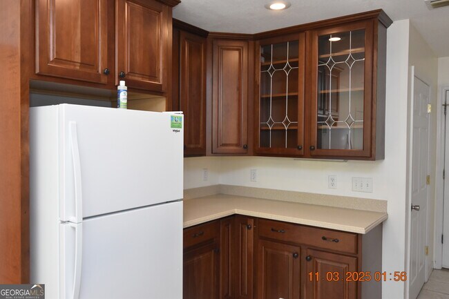 Building Photo - 202 Hallowes Dr S