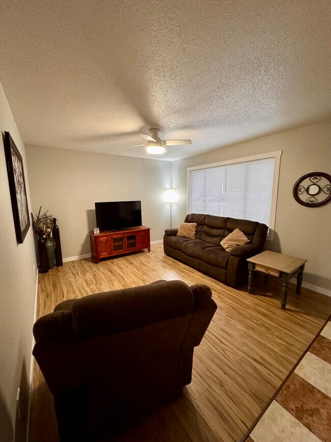 Building Photo - 1005 21st St S