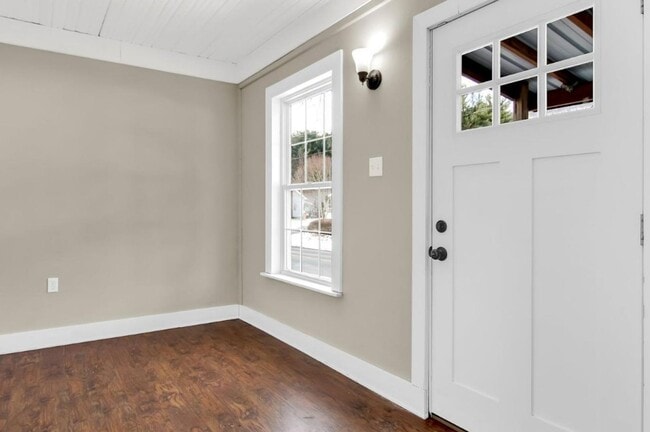 Building Photo - Coming Soon! Beautiful 3 Bedroom, 1.5 Bath...